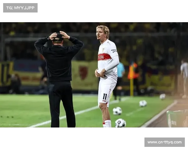 斯图加特主帅赫内斯场边握拳怒吼，庆祝关键进球