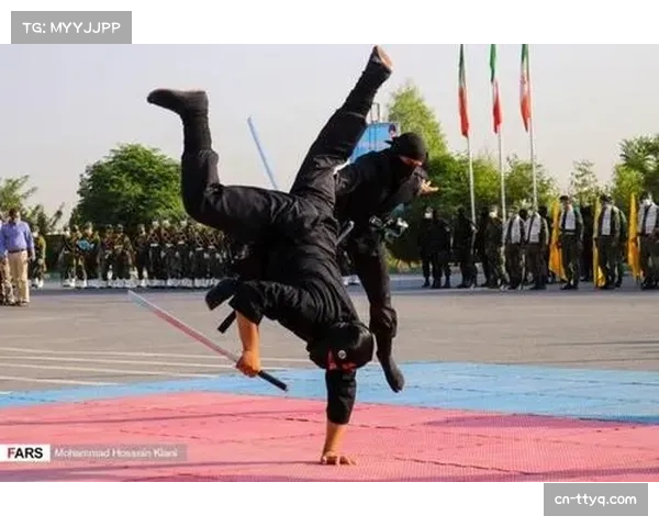 特写：伊朗教练罗斯塔米在场边记录的密密麻麻的战术本